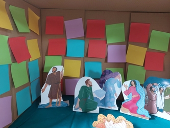 stal met figuren en post its